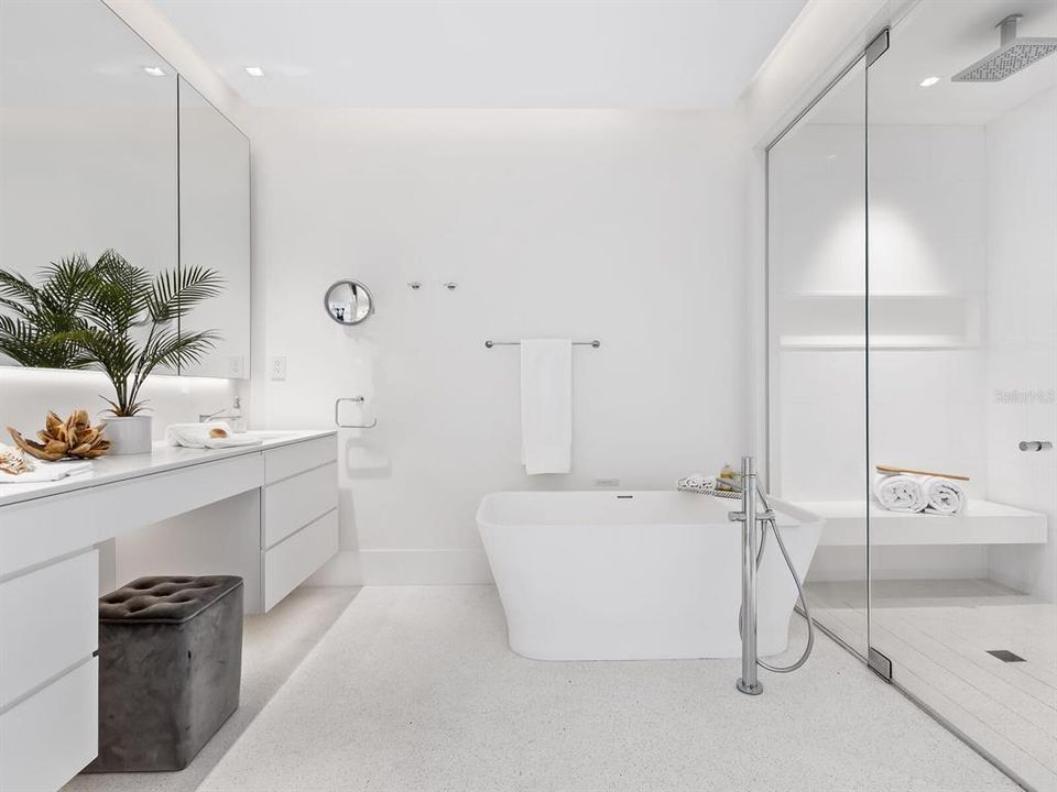 Под контрактом: $7,750,000 (4 спален, 4 ванн, 3525 Квадратных фут)