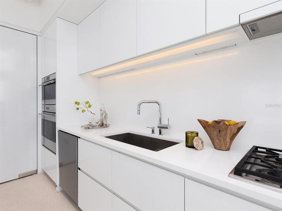 Под контрактом: $7,750,000 (4 спален, 4 ванн, 3525 Квадратных фут)