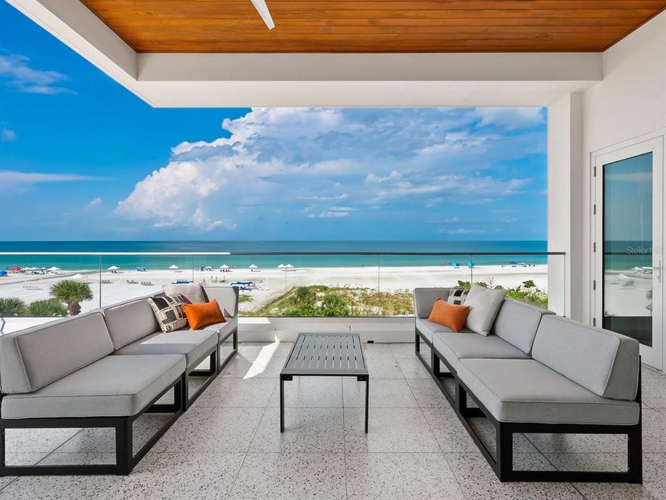 Под контрактом: $7,750,000 (4 спален, 4 ванн, 3525 Квадратных фут)