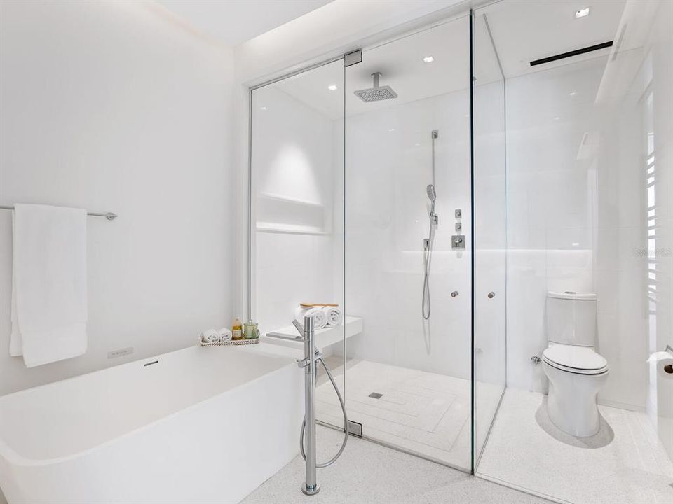 Под контрактом: $7,750,000 (4 спален, 4 ванн, 3525 Квадратных фут)