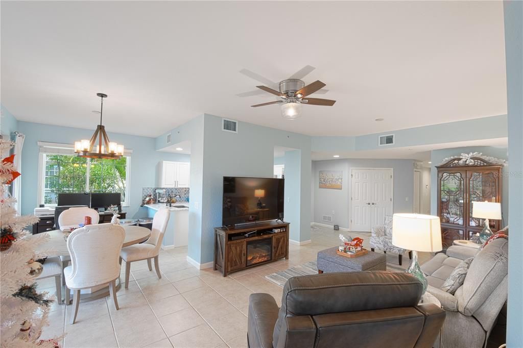 待售: $319,500 (2 贝兹, 2 浴室, 1626 平方英尺)