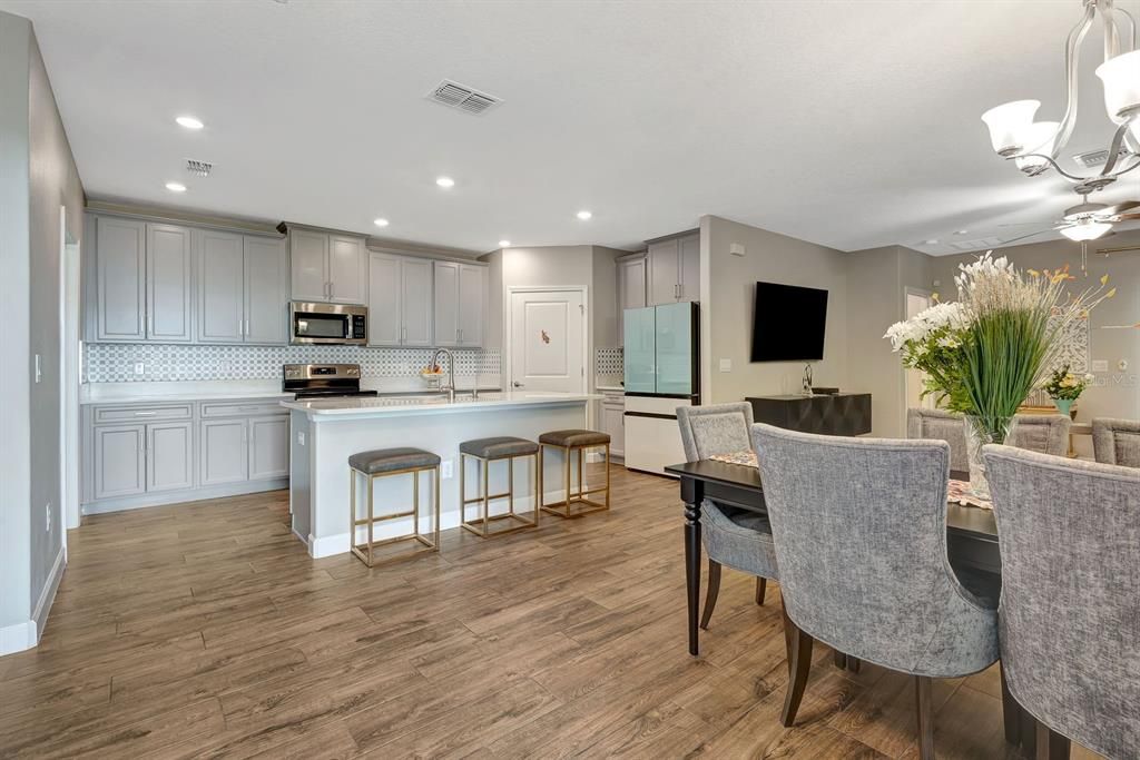 На продажу: $298,000 (2 спален, 2 ванн, 1636 Квадратных фут)