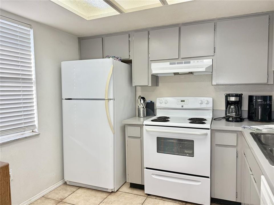 For Sale: $165,000 (2 beds, 2 baths, 879 Square Feet)