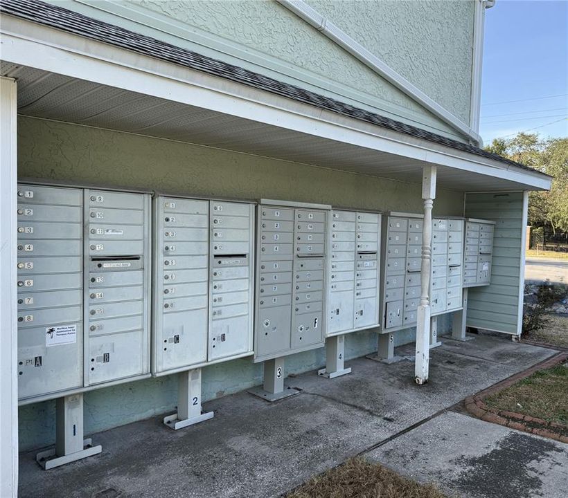 For Sale: $165,000 (2 beds, 2 baths, 879 Square Feet)