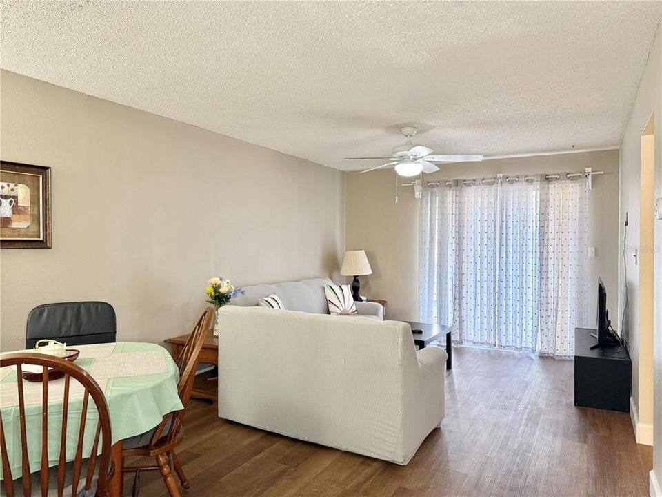 For Sale: $165,000 (2 beds, 2 baths, 879 Square Feet)