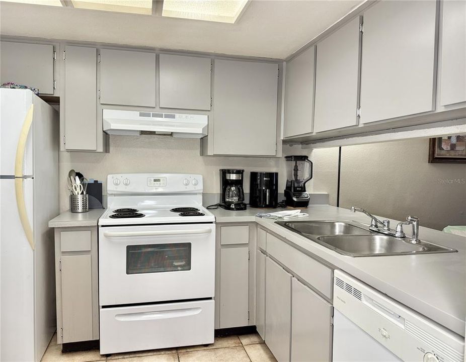 For Sale: $165,000 (2 beds, 2 baths, 879 Square Feet)
