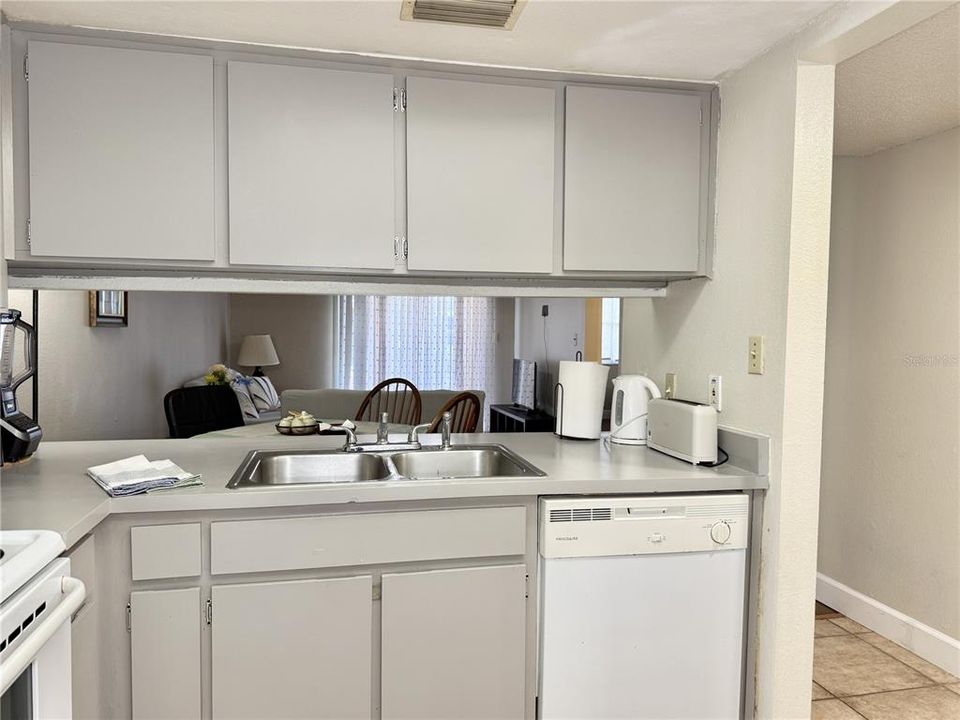 For Sale: $165,000 (2 beds, 2 baths, 879 Square Feet)