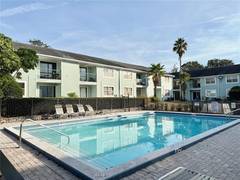 For Sale: $165,000 (2 beds, 2 baths, 879 Square Feet)