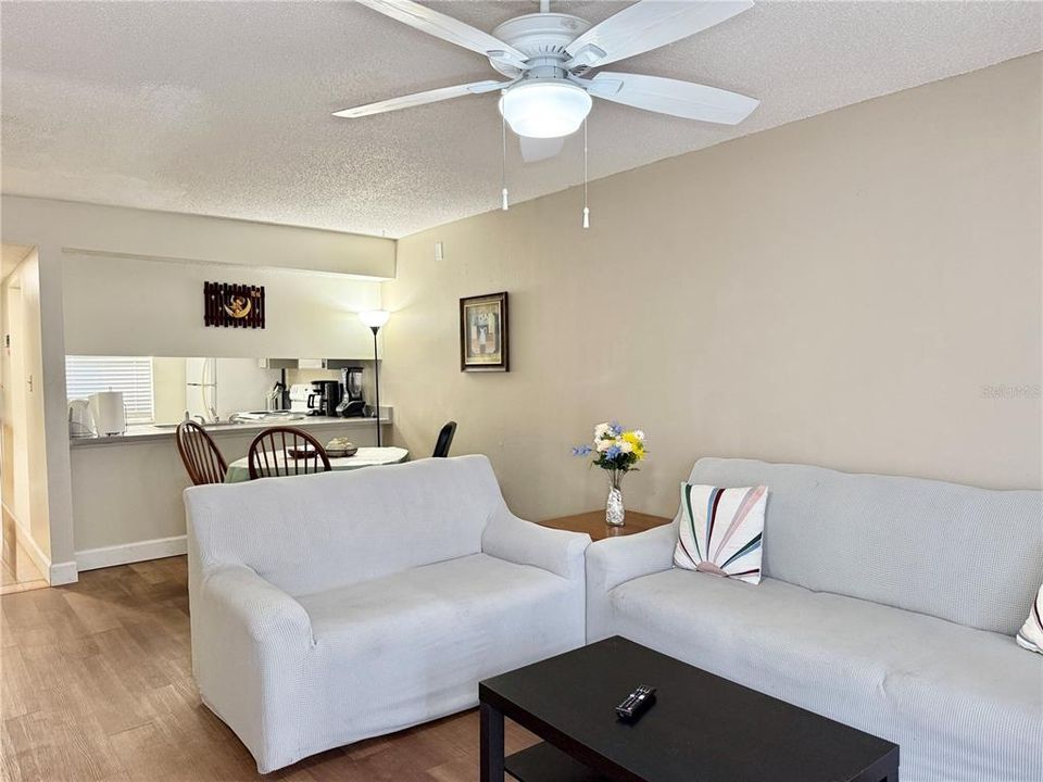 For Sale: $165,000 (2 beds, 2 baths, 879 Square Feet)