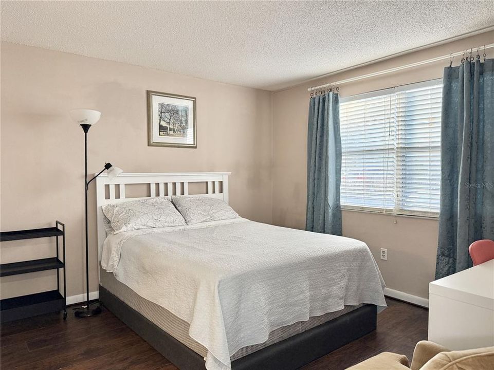 For Sale: $165,000 (2 beds, 2 baths, 879 Square Feet)