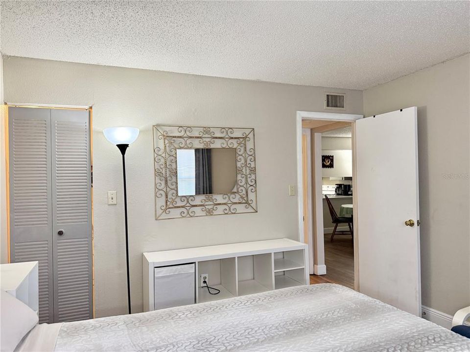 For Sale: $165,000 (2 beds, 2 baths, 879 Square Feet)