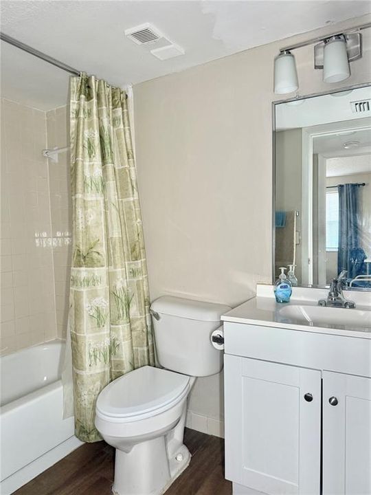 For Sale: $165,000 (2 beds, 2 baths, 879 Square Feet)