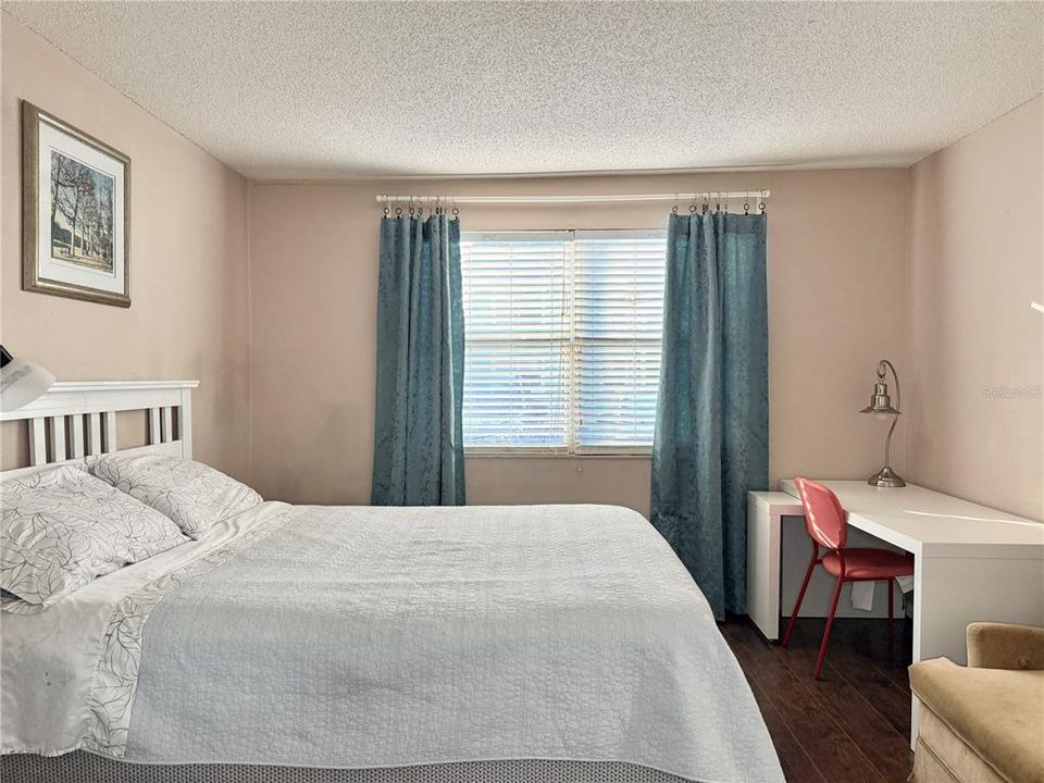 For Sale: $165,000 (2 beds, 2 baths, 879 Square Feet)