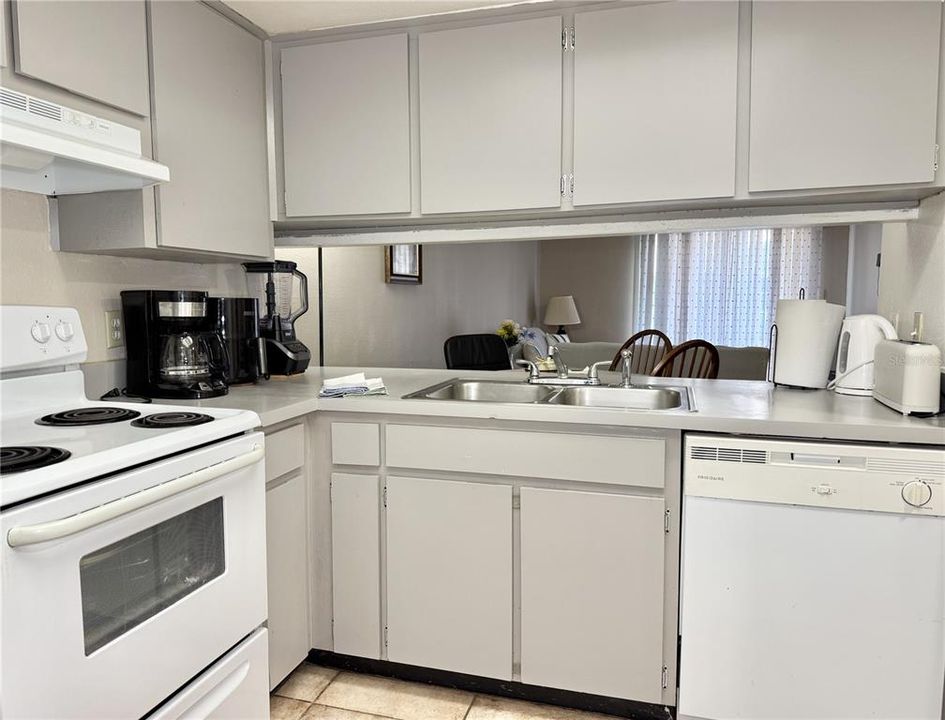 For Sale: $165,000 (2 beds, 2 baths, 879 Square Feet)