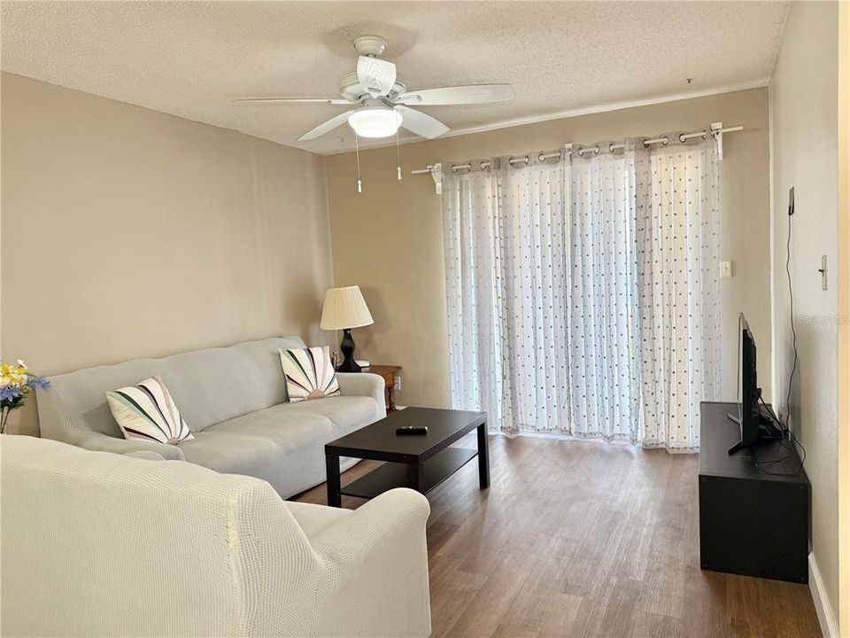 For Sale: $165,000 (2 beds, 2 baths, 879 Square Feet)