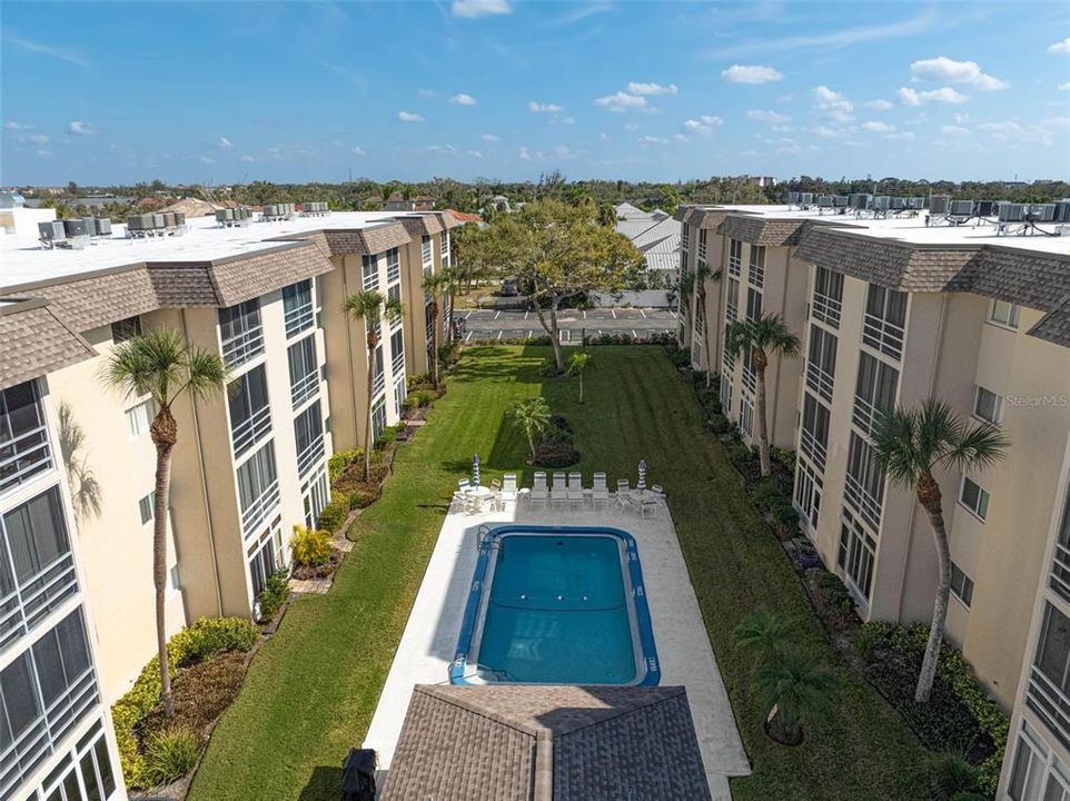 For Sale: $435,000 (2 beds, 2 baths, 1016 Square Feet)