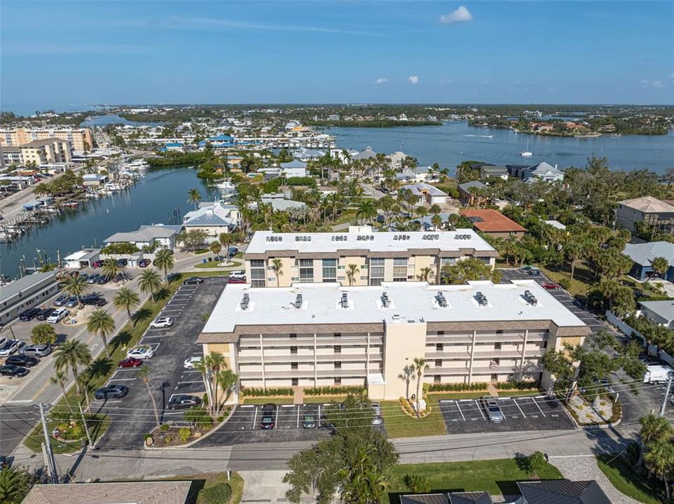 For Sale: $435,000 (2 beds, 2 baths, 1016 Square Feet)