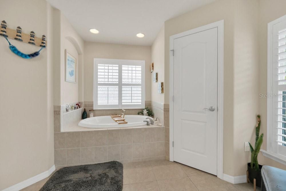 На продажу: $399,000 (4 спален, 2 ванн, 2220 Квадратных фут)