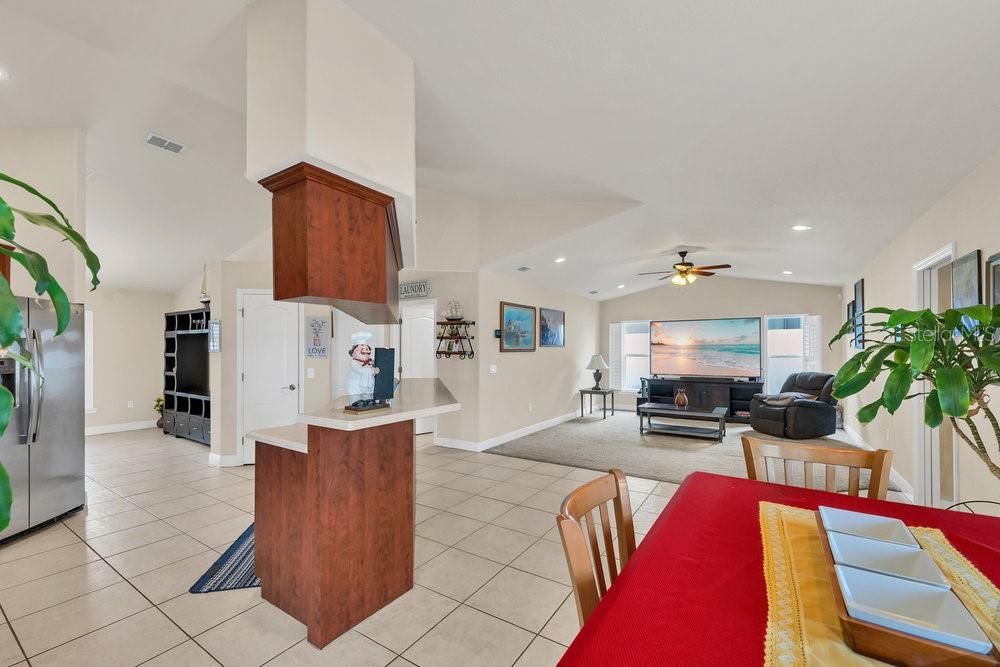 На продажу: $399,000 (4 спален, 2 ванн, 2220 Квадратных фут)