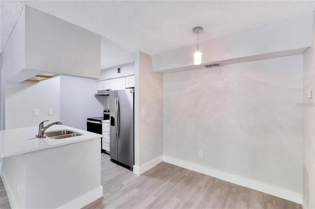 出租: $1,750 (2 贝兹, 2 浴室, 918 平方英尺)