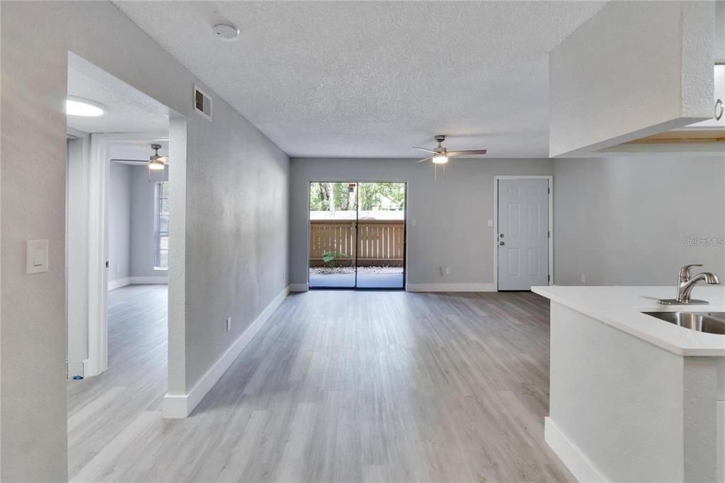 出租: $1,750 (2 贝兹, 2 浴室, 918 平方英尺)