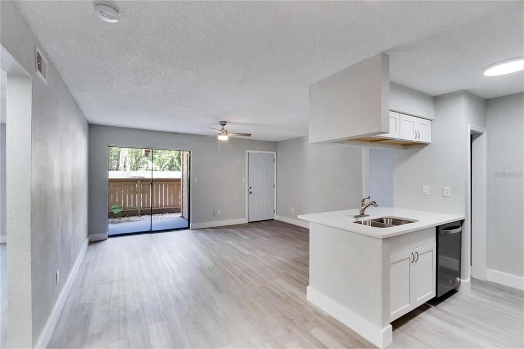 出租: $1,750 (2 贝兹, 2 浴室, 918 平方英尺)