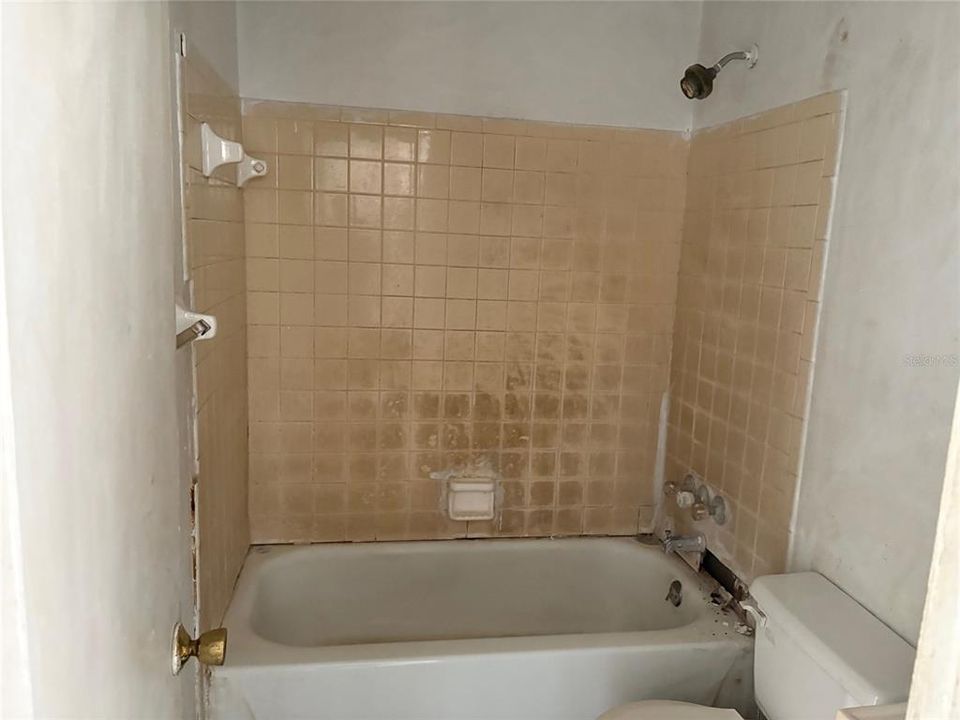 For Sale: $380,000 (6 beds, 0 baths, 2496 Square Feet)