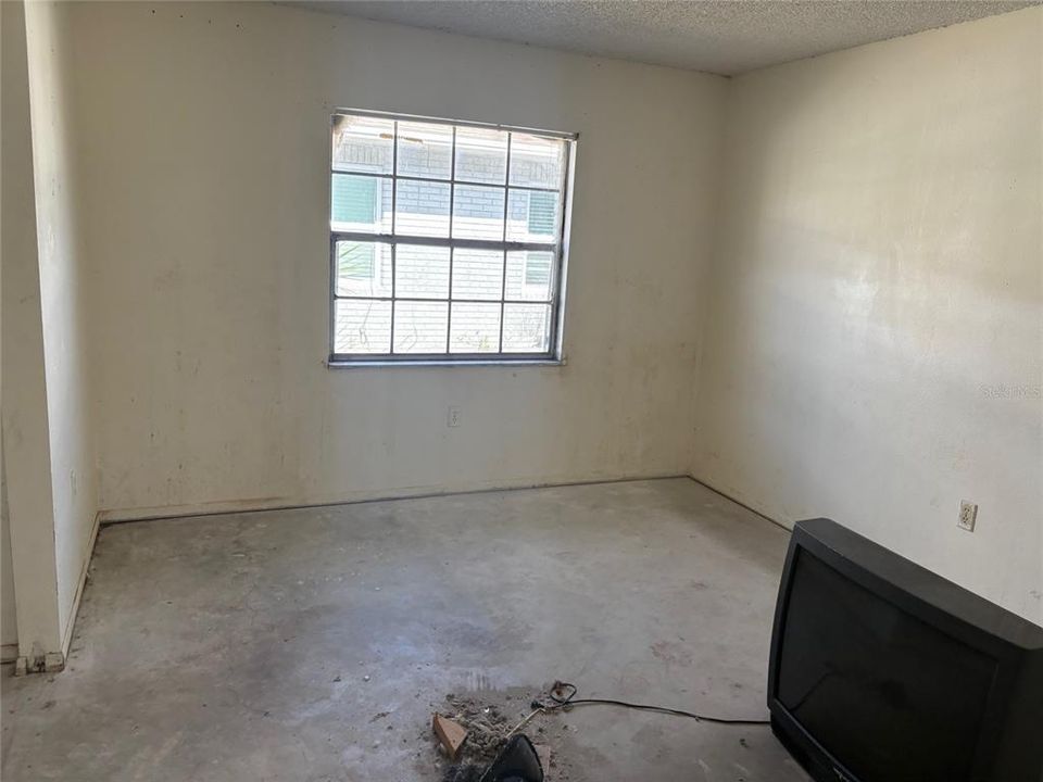 For Sale: $380,000 (6 beds, 0 baths, 2496 Square Feet)