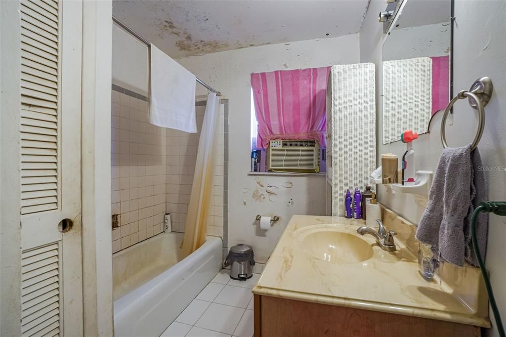 En Venta: $215,000 (4 camas, 2 baños, 1540 Pies cuadrados)