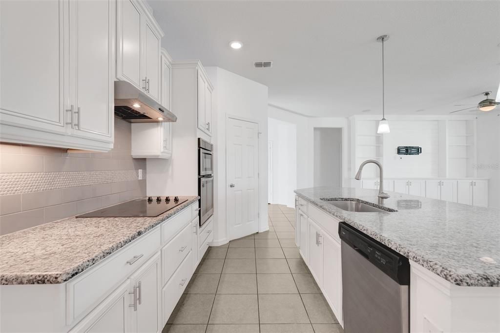 На продажу: $800,000 (5 спален, 4 ванн, 3598 Квадратных фут)