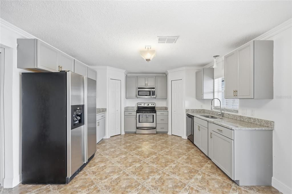 На продажу: $409,900 (5 спален, 2 ванн, 2860 Квадратных фут)