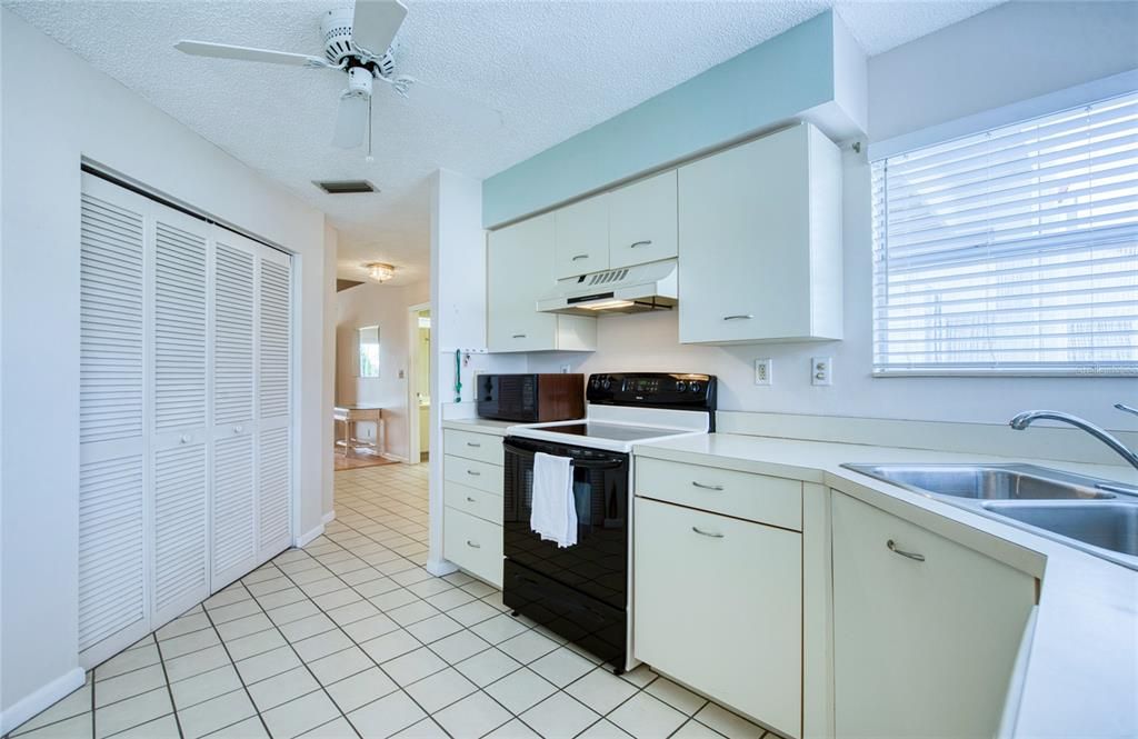 For Sale: $329,000 (2 beds, 2 baths, 1070 Square Feet)