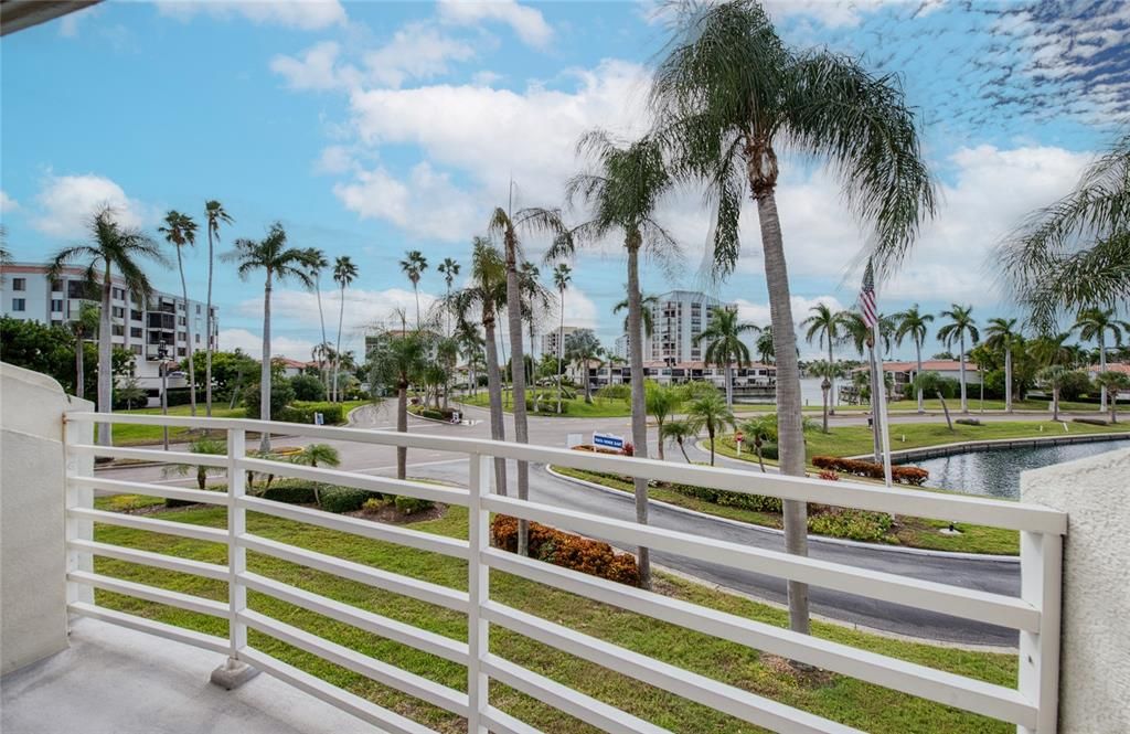 For Sale: $329,000 (2 beds, 2 baths, 1070 Square Feet)