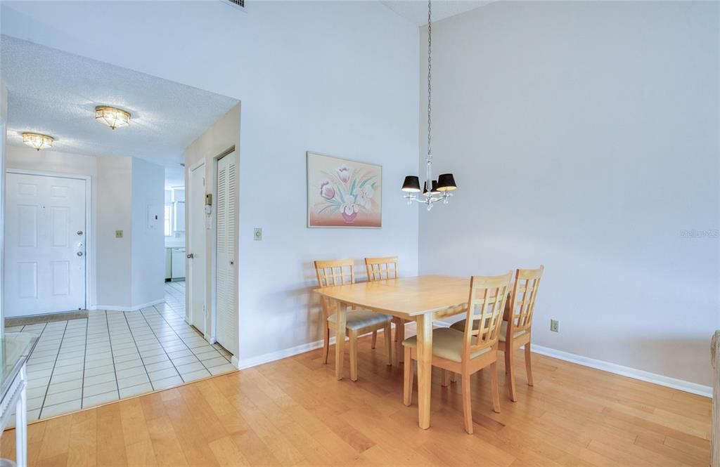 For Sale: $329,000 (2 beds, 2 baths, 1070 Square Feet)