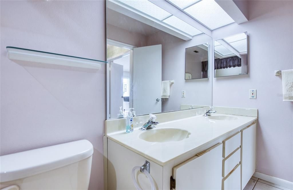 For Sale: $329,000 (2 beds, 2 baths, 1070 Square Feet)