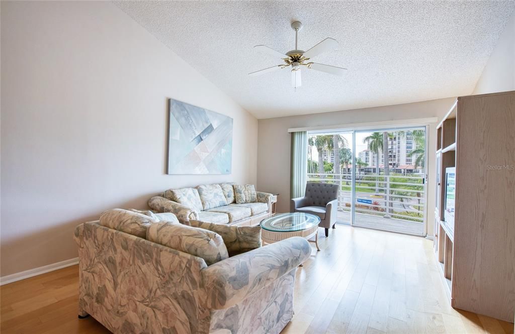 For Sale: $329,000 (2 beds, 2 baths, 1070 Square Feet)