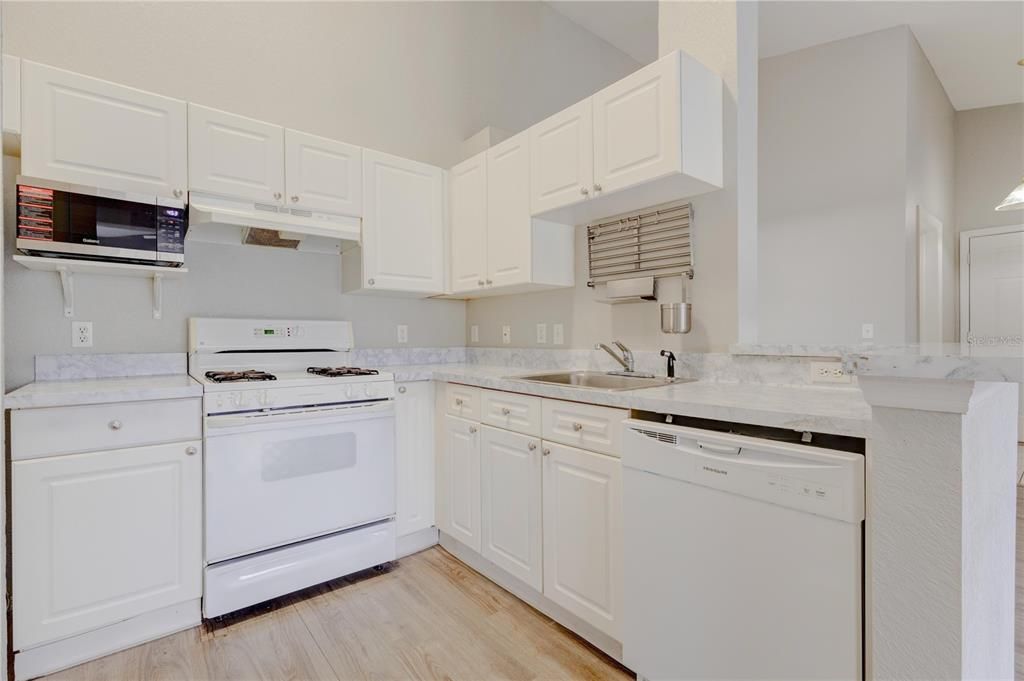 For Sale: $190,000 (2 beds, 2 baths, 1212 Square Feet)