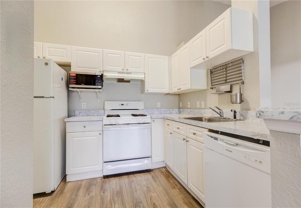 For Sale: $190,000 (2 beds, 2 baths, 1212 Square Feet)