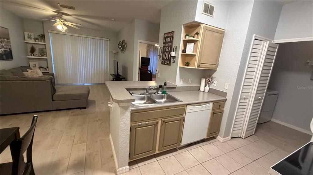 For Rent: $1,300 (1 beds, 1 baths, 672 Square Feet)