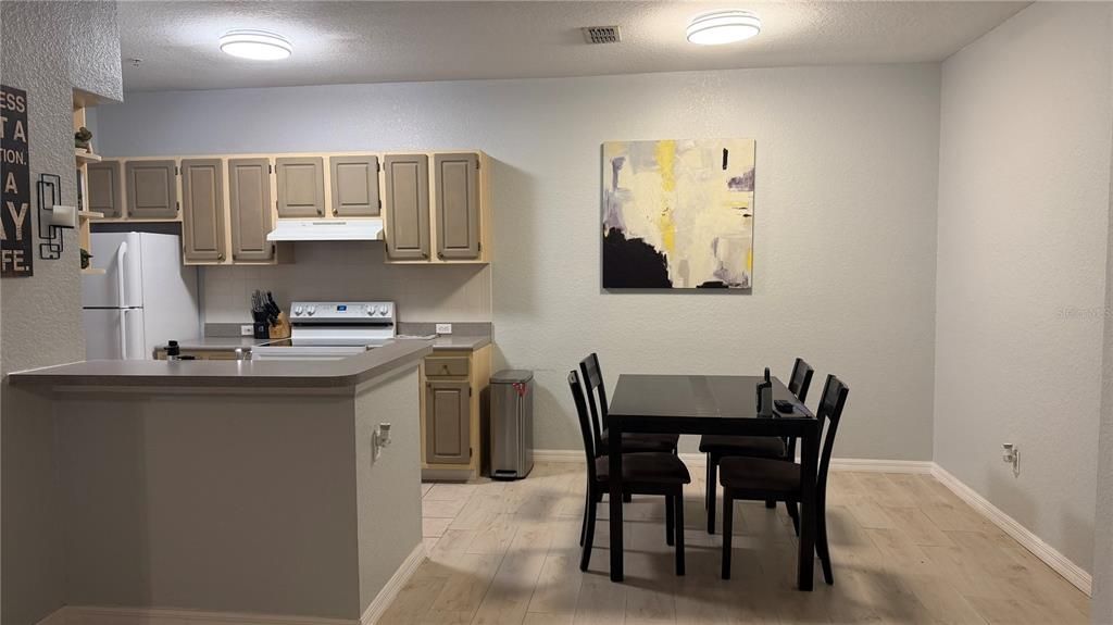 For Rent: $1,300 (1 beds, 1 baths, 672 Square Feet)