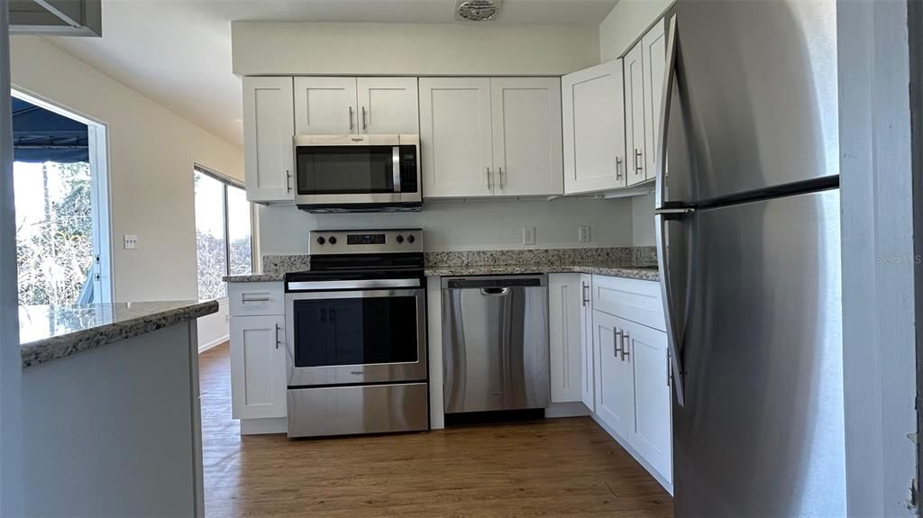 出租: $2,100 (2 贝兹, 1 浴室, 816 平方英尺)