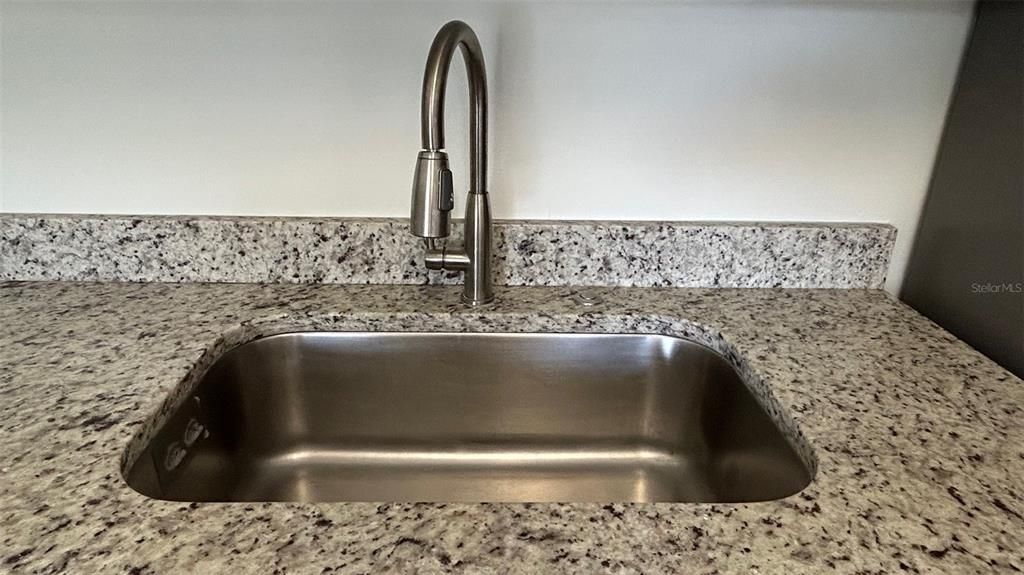 出租: $2,100 (2 贝兹, 1 浴室, 816 平方英尺)