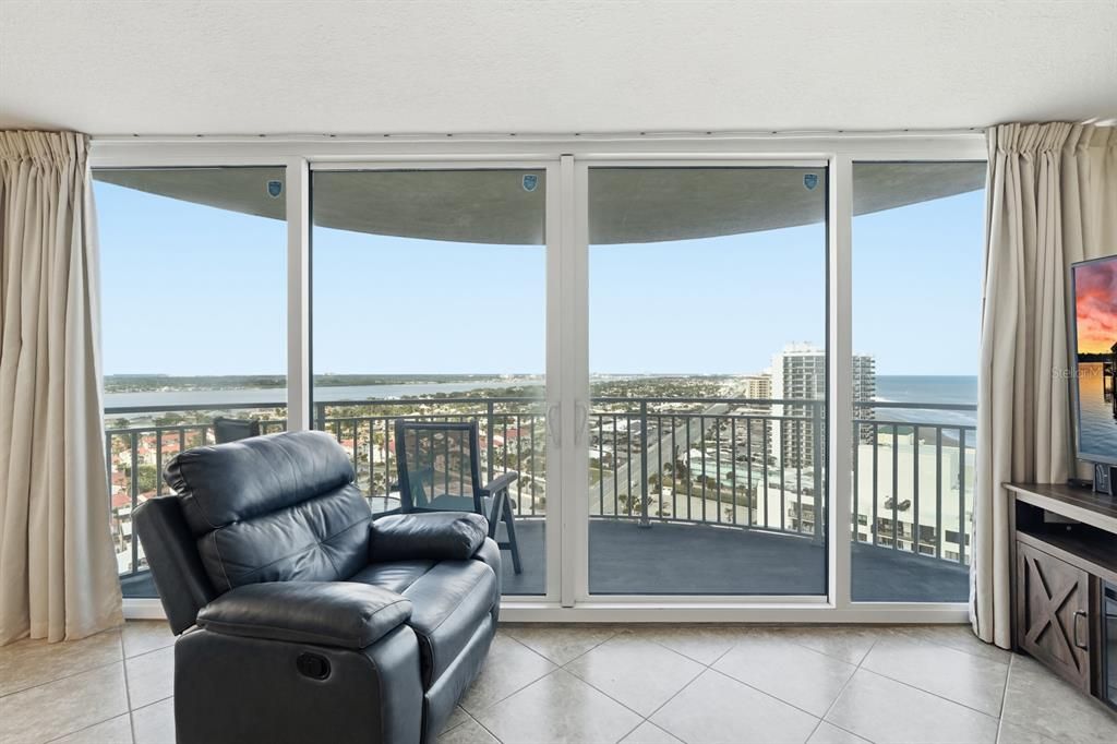 For Sale: $465,000 (2 beds, 2 baths, 1275 Square Feet)