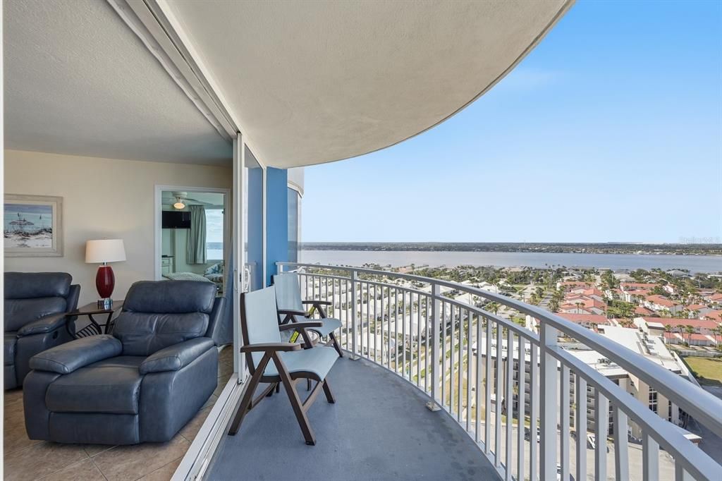 For Sale: $465,000 (2 beds, 2 baths, 1275 Square Feet)