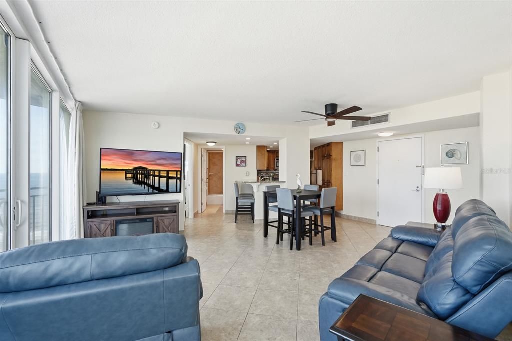 For Sale: $465,000 (2 beds, 2 baths, 1275 Square Feet)