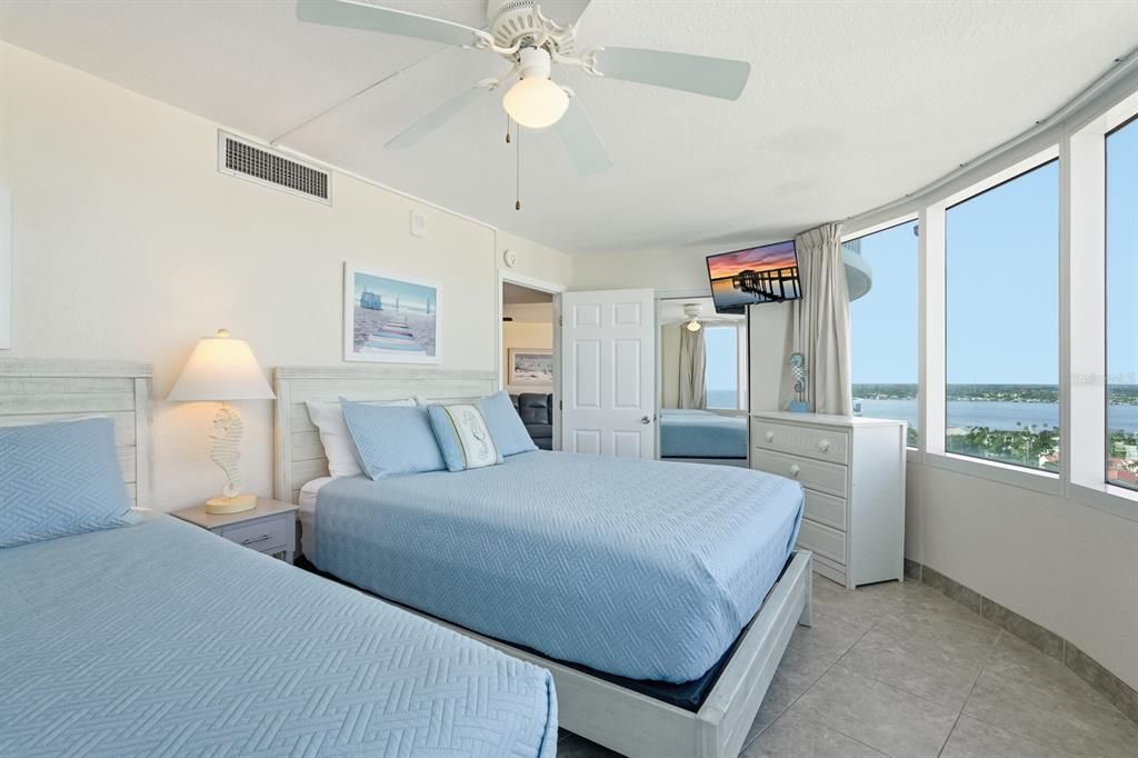 For Sale: $465,000 (2 beds, 2 baths, 1275 Square Feet)