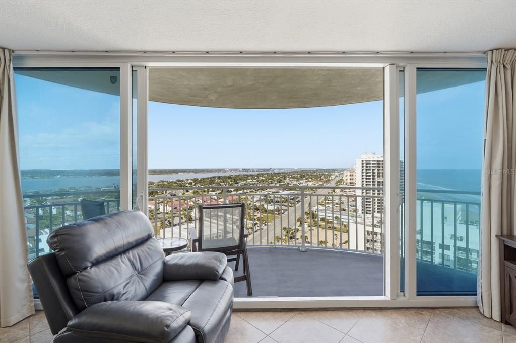 For Sale: $465,000 (2 beds, 2 baths, 1275 Square Feet)