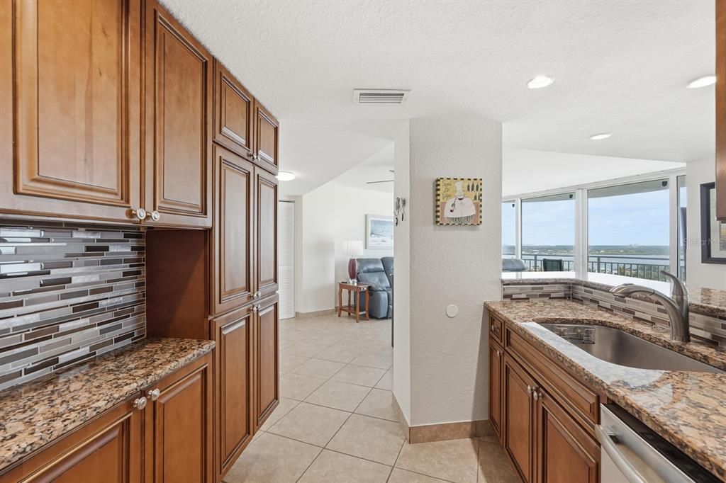 For Sale: $465,000 (2 beds, 2 baths, 1275 Square Feet)