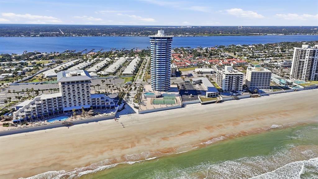 For Sale: $465,000 (2 beds, 2 baths, 1275 Square Feet)