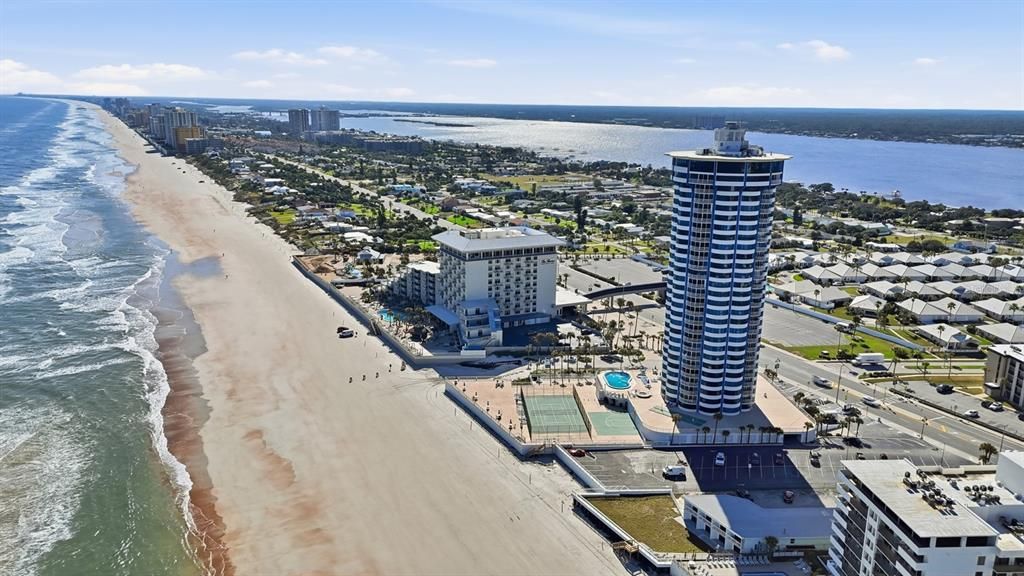 For Sale: $465,000 (2 beds, 2 baths, 1275 Square Feet)